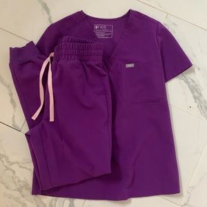 Figs 2 piece scrub set.